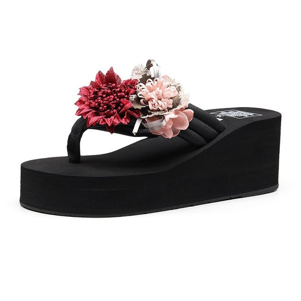 Modernas sieviešu čības pāri purngalam uz platformas, kas dekorēta ar 3D ziediem