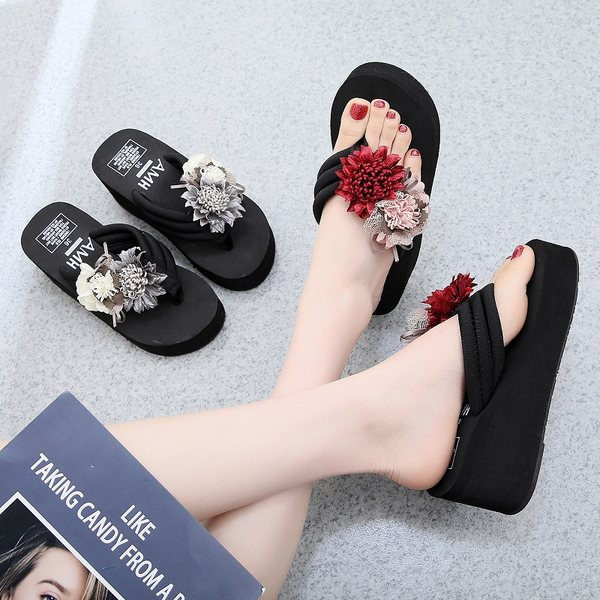 Modernas sieviešu čības pāri purngalam uz platformas, kas dekorēta ar 3D ziediem