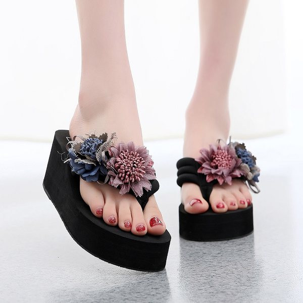 Modernas sieviešu čības pāri purngalam uz platformas, kas dekorēta ar 3D ziediem