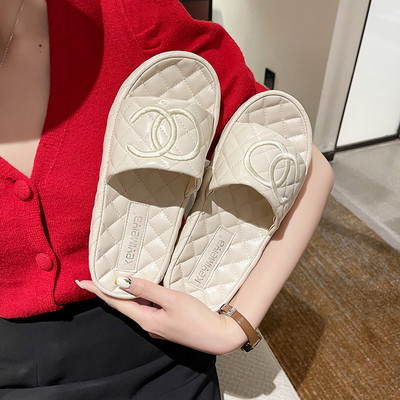 Παντόφλες μοντέρνες γυναικείες  με επίπεδη σόλα και κέντημα