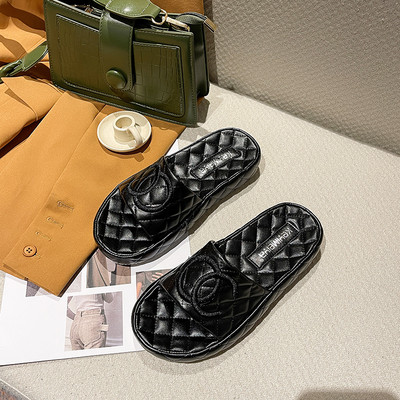 Παντόφλες μοντέρνες γυναικείες  με επίπεδη σόλα και κέντημα