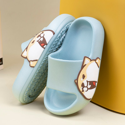 Modernas gumijas čības ar krāsu aplikāciju