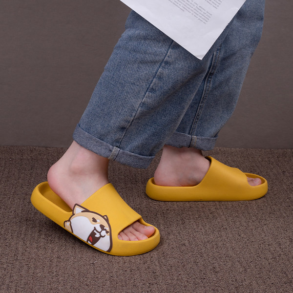 Modernas gumijas čības ar krāsu aplikāciju