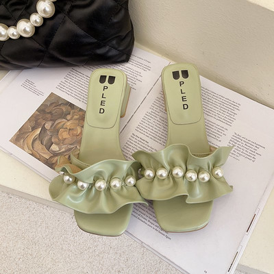 Stilīgas sieviešu čības ar papēžiem ar dekoratīvām pērlēm