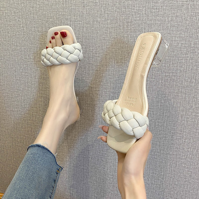 Aktuālais sieviešu papēžu čības tīrs modelis