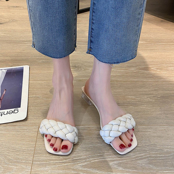 Aktuālais sieviešu papēžu čības tīrs modelis