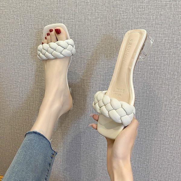 Aktuālais sieviešu papēžu čības tīrs modelis