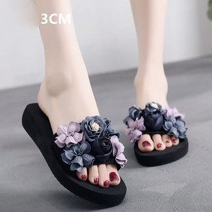 Modernas sieviešu čības ar 3D elementu un 3 cm vai 7 cm augstu platformu