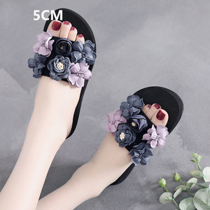 Modernas sieviešu čības ar 3D elementu un 3 cm vai 7 cm augstu platformu