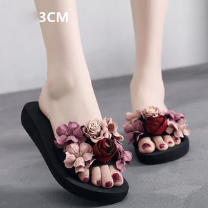 Modernas sieviešu čības ar 3D elementu un 3 cm vai 7 cm augstu platformu