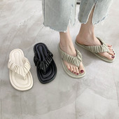 Modernas sieviešu čības ar plakanu zoli starp pirkstiem