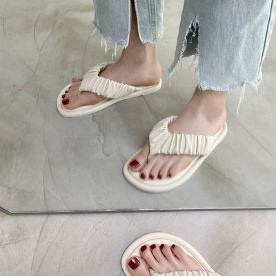 Modernas sieviešu čības ar plakanu zoli starp pirkstiem