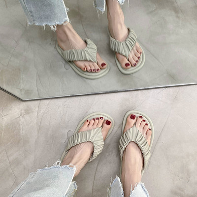 Modernas sieviešu čības ar plakanu zoli starp pirkstiem