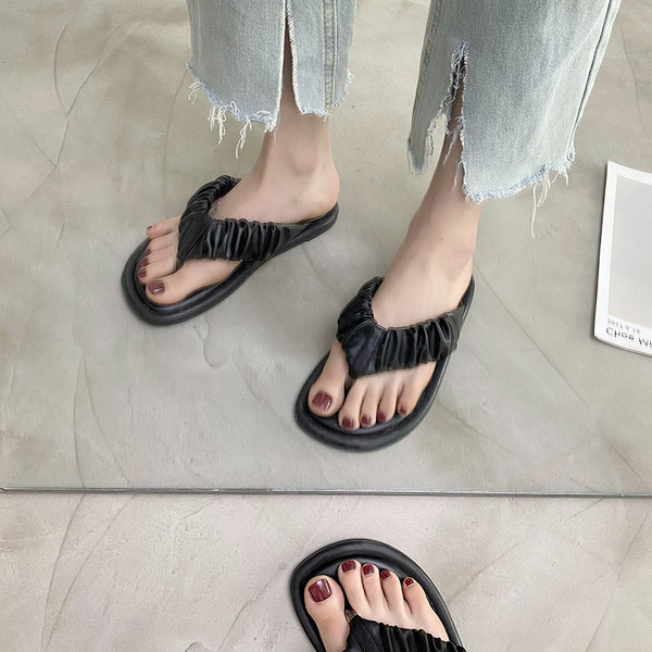 Modernas sieviešu čības ar plakanu zoli starp pirkstiem