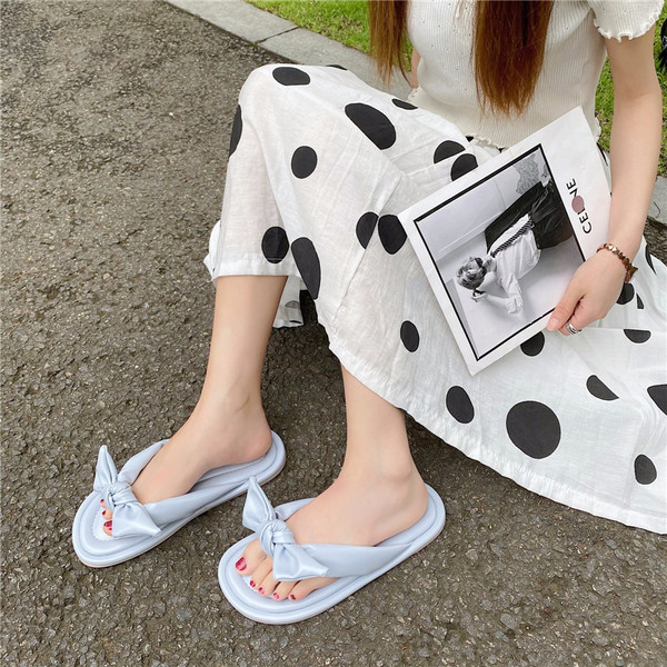 Sieviešu modernas čības starp pirkstiem ar lentīti