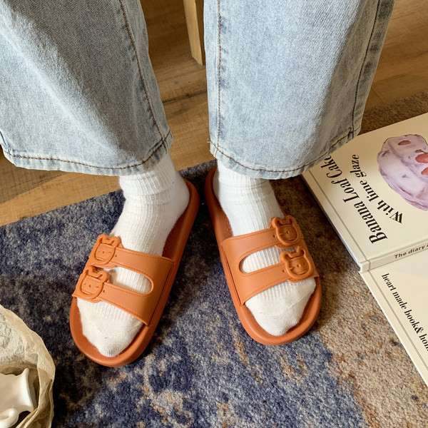 Sieviešu čības vienkāršs modelis, kas piemērots ikdienas lietošanai