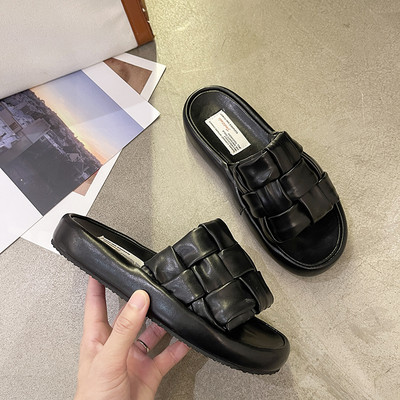 Sieviešu ikdienas čības vienkāršs modelis ar augstu plakanu zoli