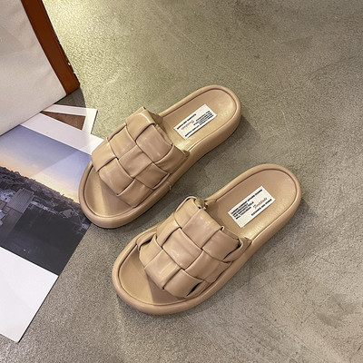 Sieviešu ikdienas čības vienkāršs modelis ar augstu plakanu zoli