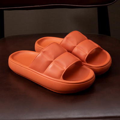 Καθημερινές παντόφλες από καουτσούκ με λουράκι  καπιτονέ