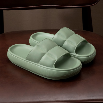 Καθημερινές παντόφλες από καουτσούκ με λουράκι  καπιτονέ