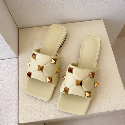 Modernas sieviešu čības ar plakanām zolēm un cilpām