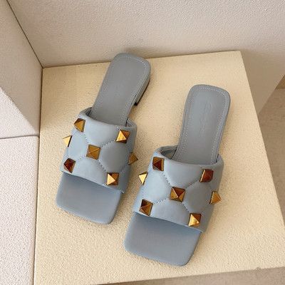 Modernas sieviešu čības ar plakanām zolēm un cilpām