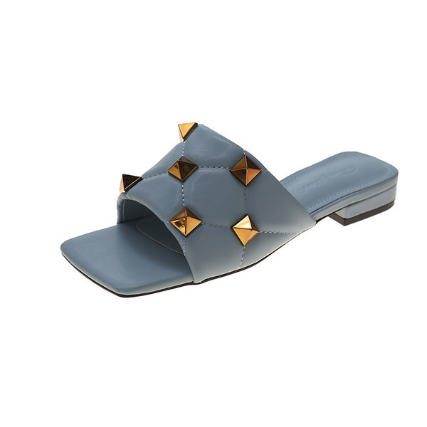 Modernas sieviešu čības ar plakanām zolēm un cilpām