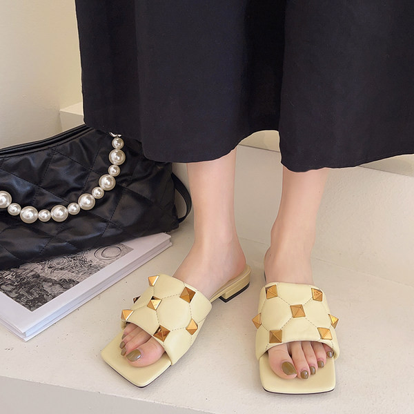 Modernas sieviešu čības ar plakanām zolēm un cilpām