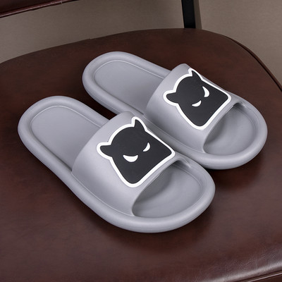 Sieviešu un vīriešu gumijas čības ar aplikāciju