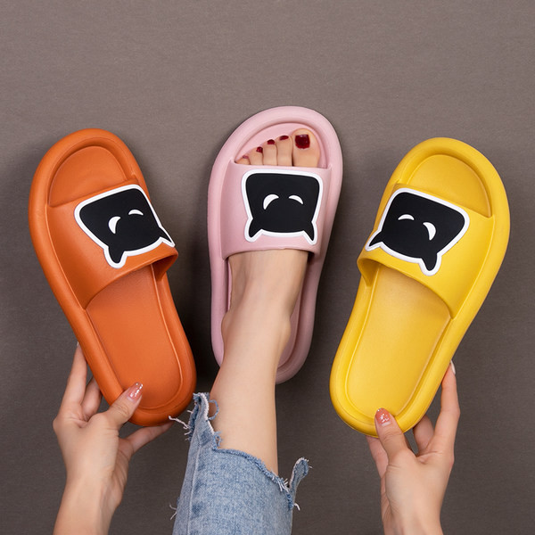 Sieviešu un vīriešu gumijas čības ar aplikāciju