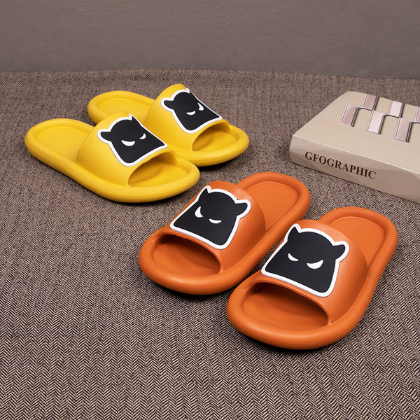 Sieviešu un vīriešu gumijas čības ar aplikāciju