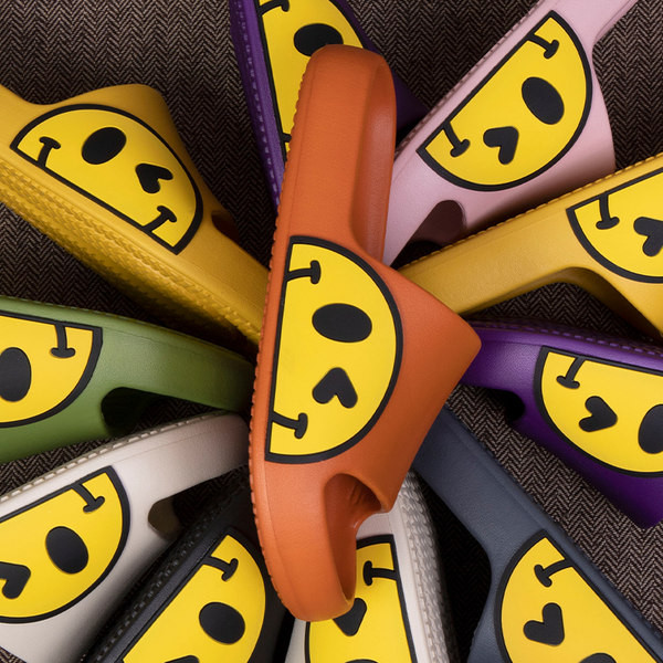 Ikdienas gumijas čības ar krāsainu emocijzīmi - unisex modelis