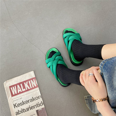 Ikdienas čības vienkāršs modelis ar augstu plakanu zoli