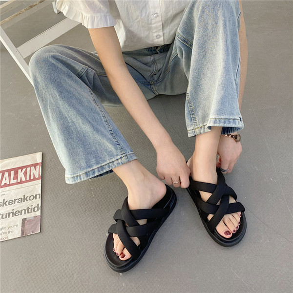 Ikdienas čības vienkāršs modelis ar augstu plakanu zoli