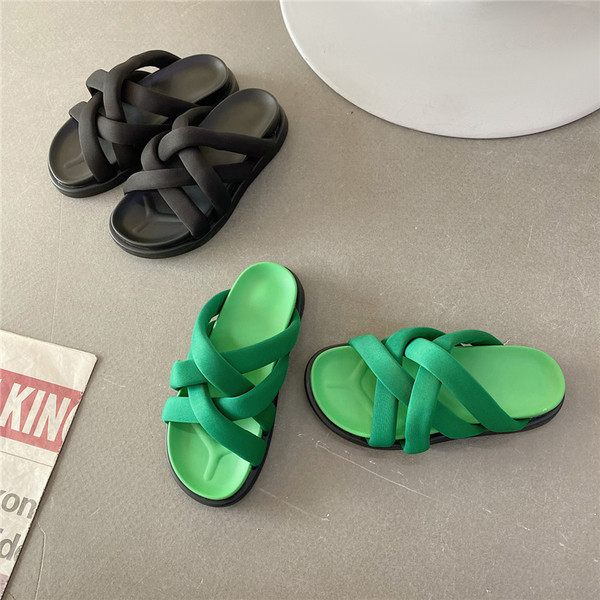 Ikdienas čības vienkāršs modelis ar augstu plakanu zoli