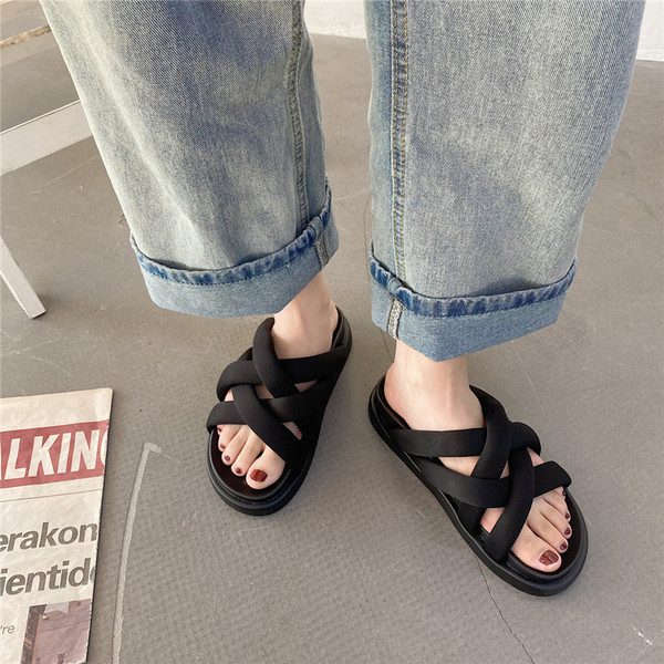 Ikdienas čības vienkāršs modelis ar augstu plakanu zoli