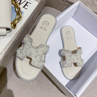 Aktuālās sieviešu čības ar dekoratīvām pērlēm un plakanu zoli