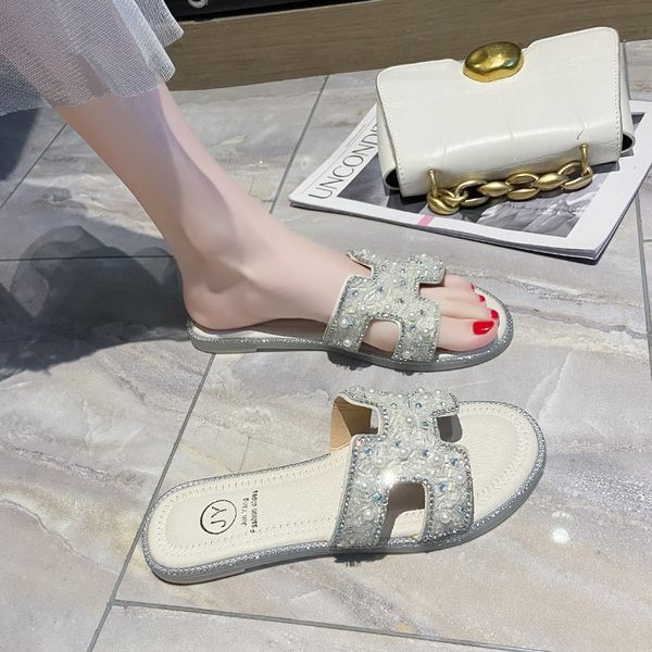 Aktuālās sieviešu čības ar dekoratīvām pērlēm un plakanu zoli