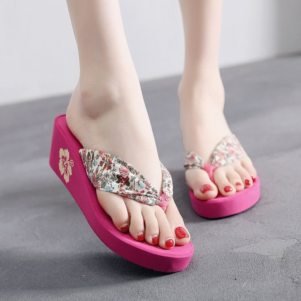 Sieviešu čības pār pirkstu ar ziedu motīviem un 5 cm platformu