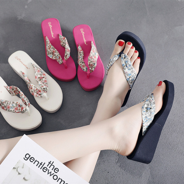 Sieviešu čības pār pirkstu ar ziedu motīviem un 5 cm platformu