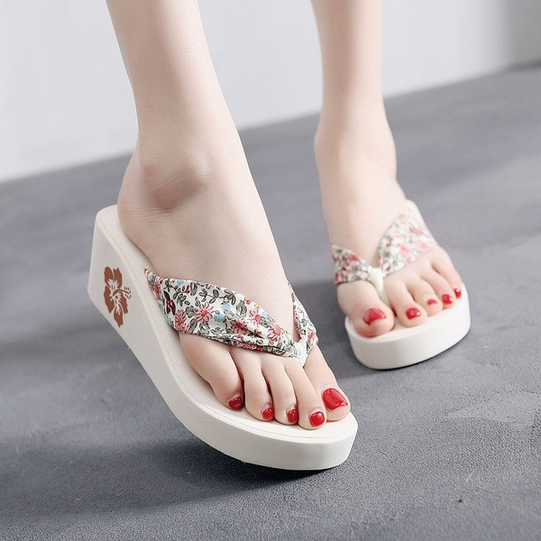 Sieviešu čības pār pirkstu ar ziedu motīviem un 5 cm platformu