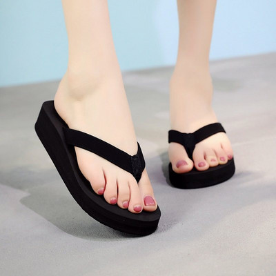 Sieviešu ikdienas čības caur pirkstu divos modeļos