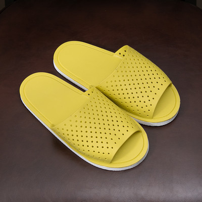 Gumijas čības ar krāsu aplikāciju