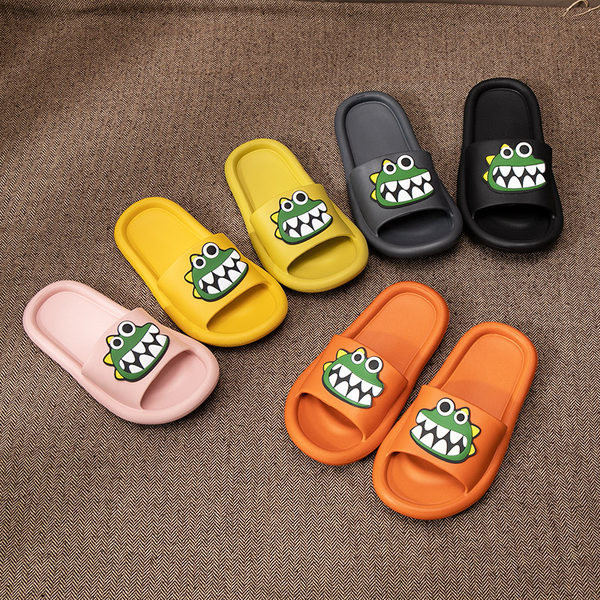 Gumijas čības ar krāsu aplikāciju