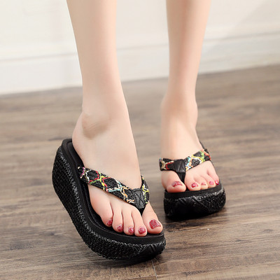 Νέο μοντέλο γυναικείες παντόφλες  σε πλατφόρμα με αντιολισθητική σόλα