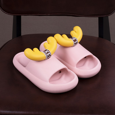 Παντόφλες από καουτσούκ με τρισδιάστατο στοιχείο