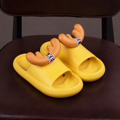 Παντόφλες από καουτσούκ με τρισδιάστατο στοιχείο