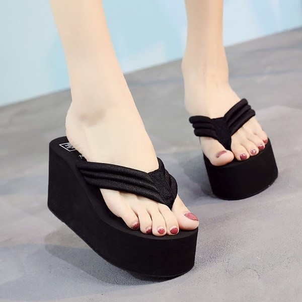 Jauns sieviešu platformas čību modelis ar ziedu motīviem