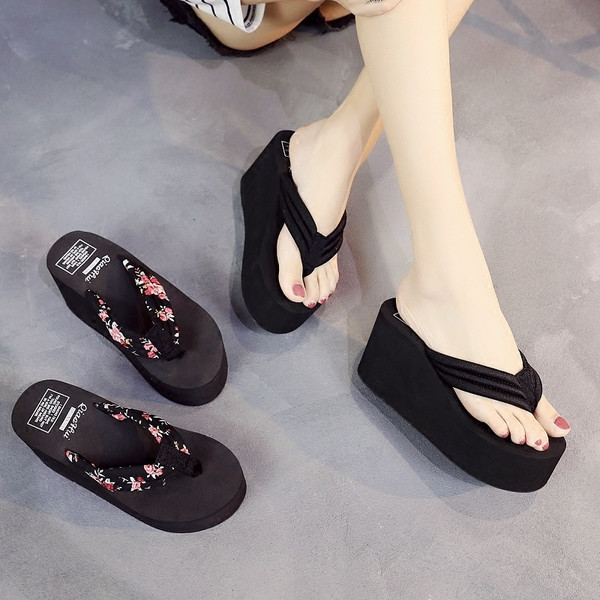 Jauns sieviešu platformas čību modelis ar ziedu motīviem