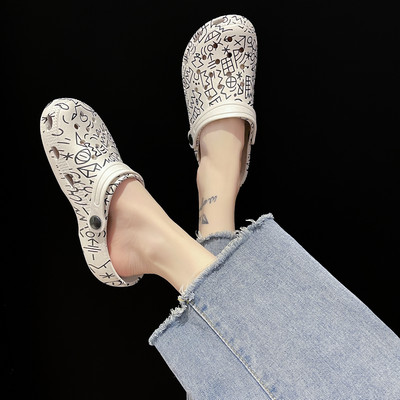 Γυναικείες κλειστές παντόφλες με πολύχρωμες εφαρμογές